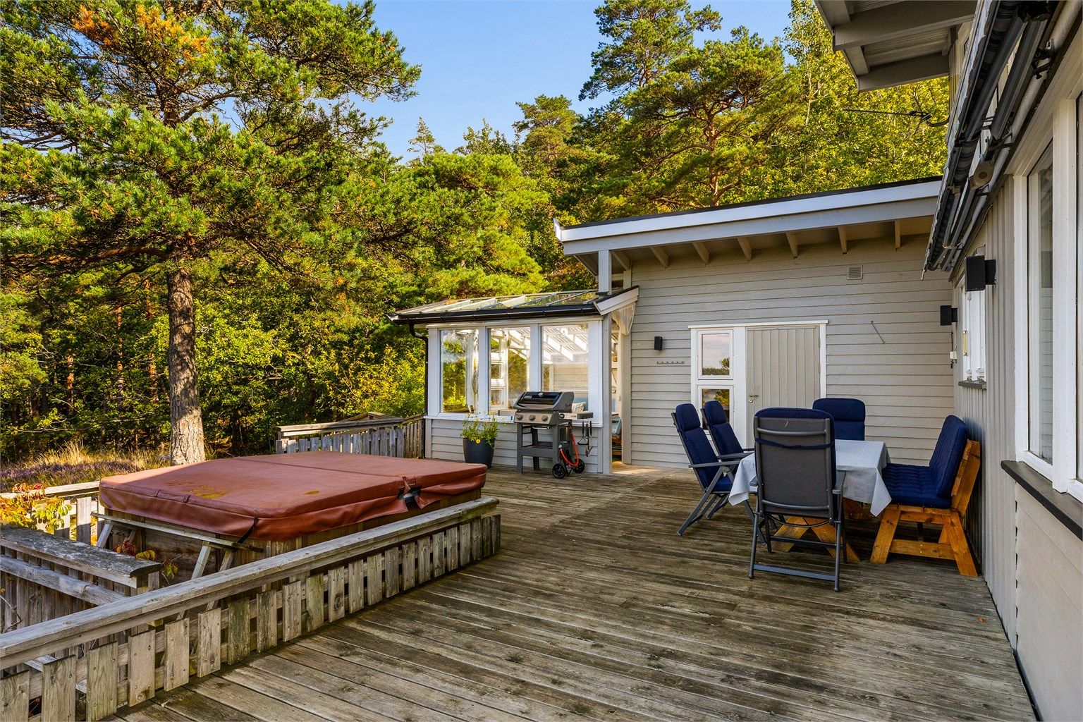 Jacuzzi med utsikt. På denne siden er det også stor terrassemarkise.