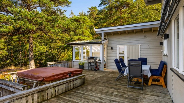 Jacuzzi med utsikt. På denne siden er det også stor terrassemarkise.