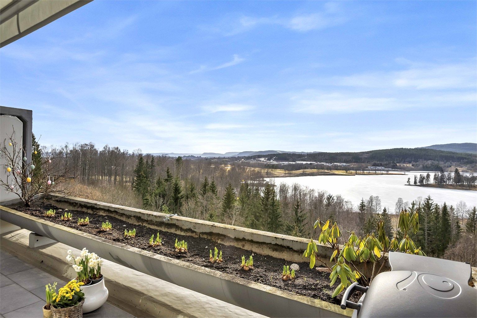 Eiendomsmegler Marius Stormfelt har gleden av å presentere Olaf Bulls vei 76! En tiltalende 2-roms selveierleilighet beliggende på Holmenkollens solside. 