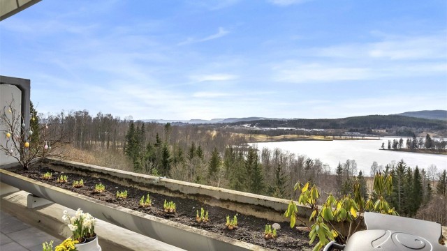 Eiendomsmegler Marius Stormfelt har gleden av å presentere Olaf Bulls vei 76! En tiltalende 2-roms selveierleilighet beliggende på Holmenkollens solside.