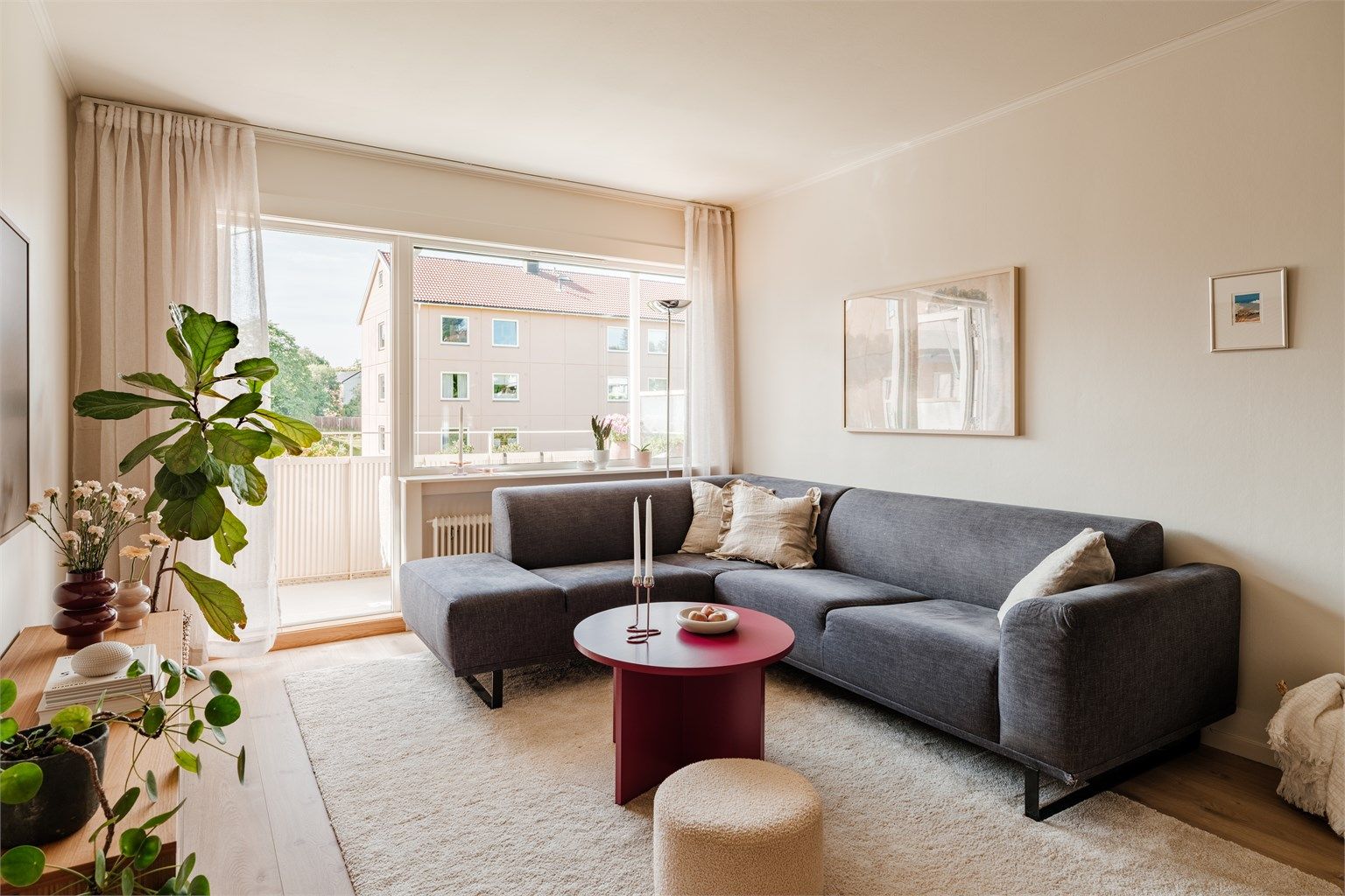 Her er det god plass til sofa med tilhørende salongbord og tv-seksjon