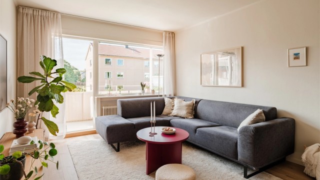 Her er det god plass til sofa med tilhørende salongbord og tv-seksjon