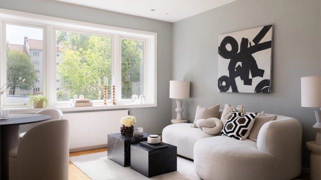 De store vindusflatene slipper dagslyset inn og gir stuen en lys og behagelig atmosfære gjennom hele dagen.