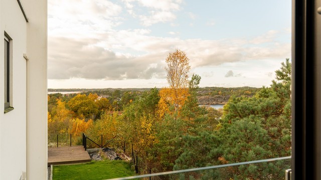 Også i hybelens stue sees flott landskapsutsikt, sjøgløtt inkludert. Stuen kan åpnes mot fransk balkong.