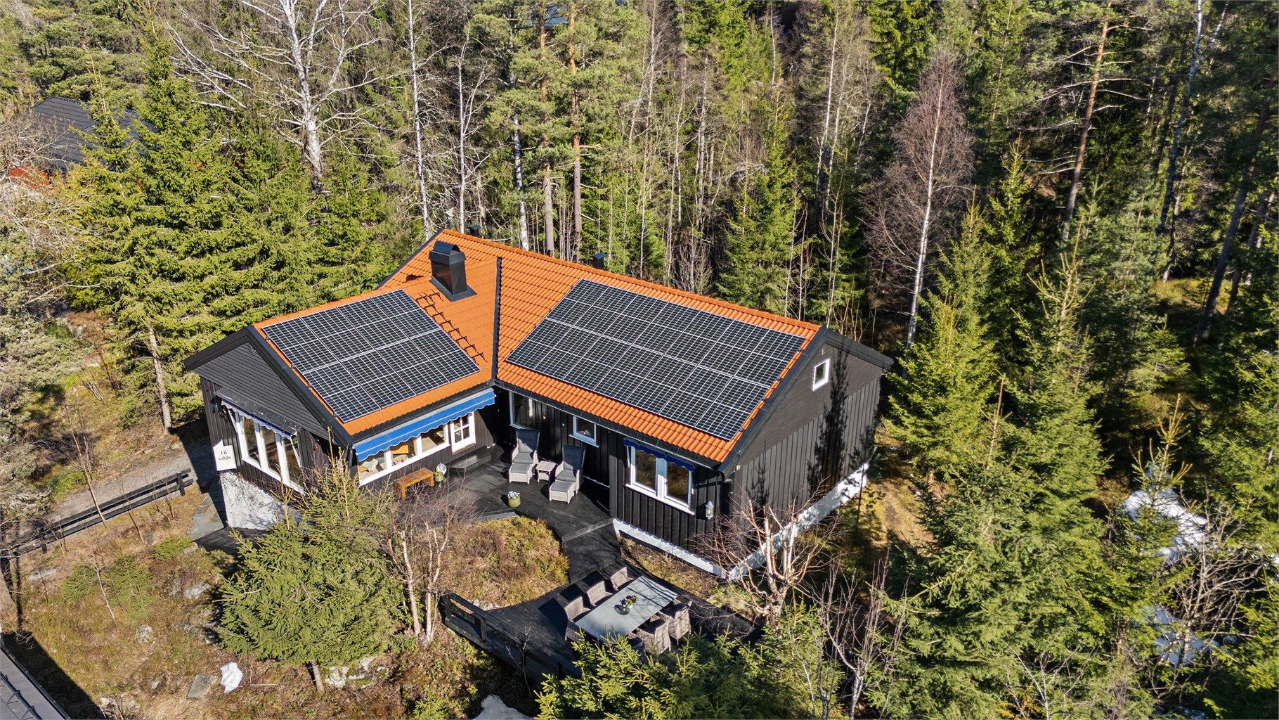 Boligen har en flott tomt, som ligger i ett med naturen.