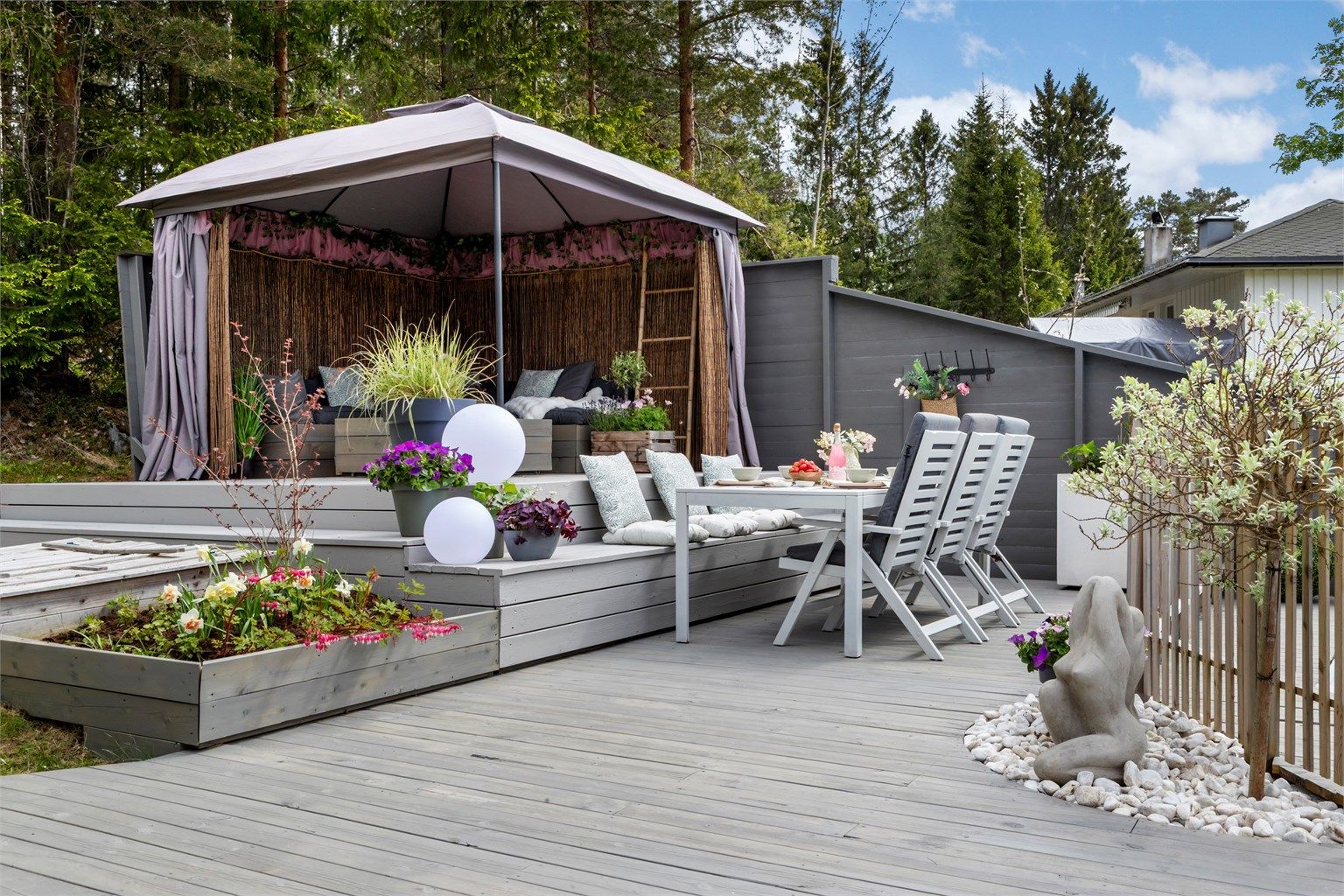 Terrassen er bygget i flere nivåer, noe som gir en dynamisk og spennende uteplass.