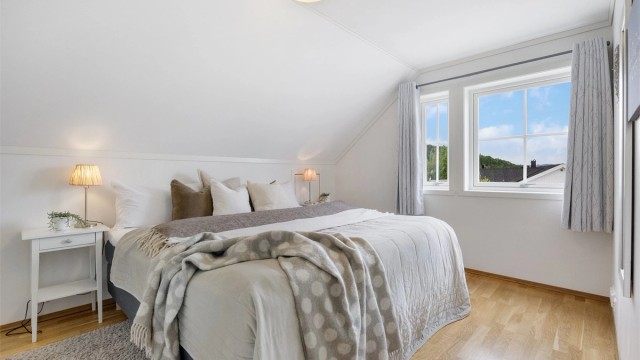 Soverom 2 er også av fin størrelse og har god plass til dobbeltseng og annet møblement.