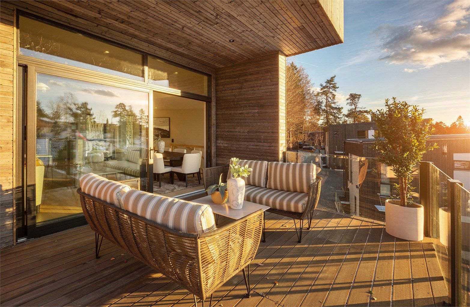 Romslig vestvendt terrasse med gode solforhold