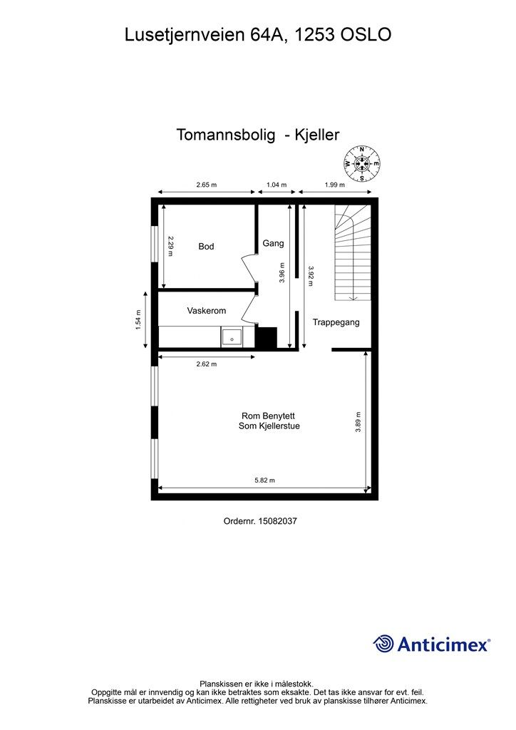 Kjelleretasjen inneholder vaskerom, bod og et innredet rom som i dag benyttes som kjellerstue.