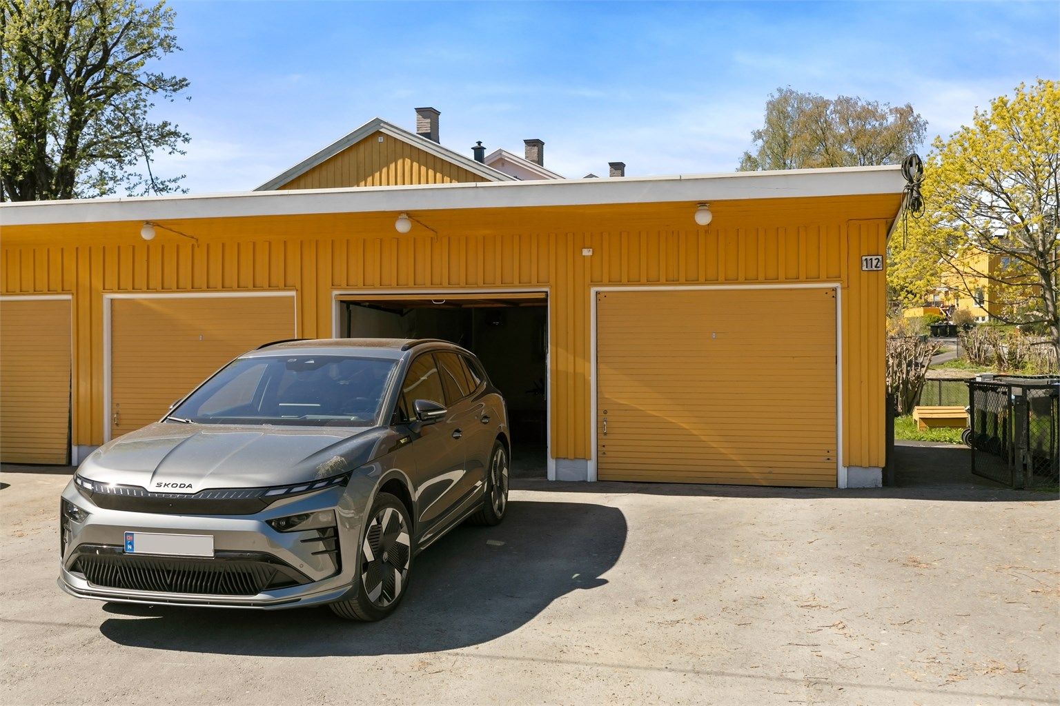 Boligen har én parkeringsplass i felles garasjerekke