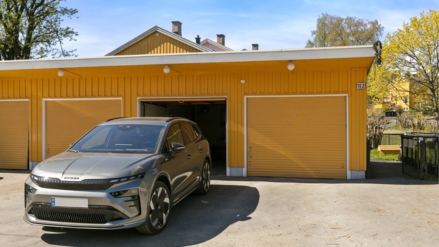 Boligen har én parkeringsplass i felles garasjerekke