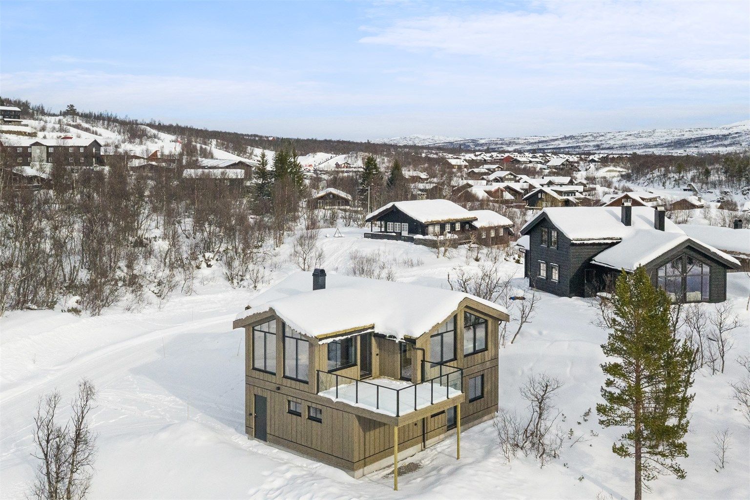 - Velkommen til Dyregrenda Sør 48 - Stor god tomt på over 1,2 mål. Romslig garasje under stue og terrasse. 
