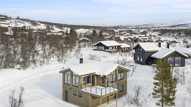 - Velkommen til Dyregrenda Sør 48 - Stor god tomt på over 1,2 mål. Romslig garasje under stue og terrasse.