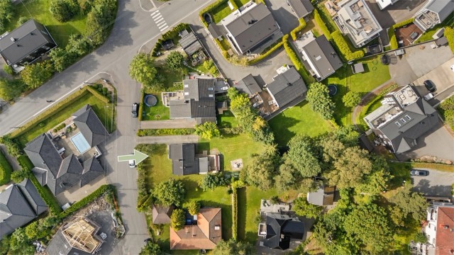 Bakkerudveien 14 ligger i et trafikkskjermet og barnevennlig villaområde med kun få minutters gange til bl.a. kollektivtransport og Nordstrand Arena ("Niffen"), samt at det også er kort vei til bl.a. barnehager, Nordseter skole og et rikt servicetilbud.