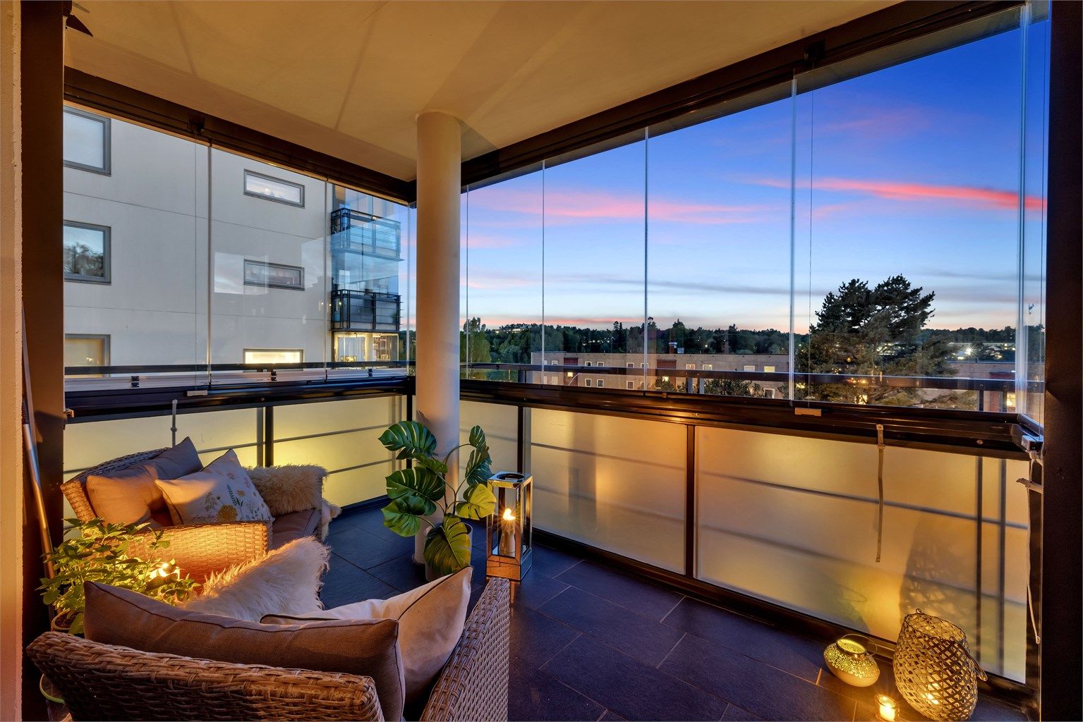 Velkommen til Paal Bergs vei 4 - en tiltalende 3-roms hjørneleilighet med heisadkomst og tilførende garasjeplass, i attraktivt bygg fra 2005.
