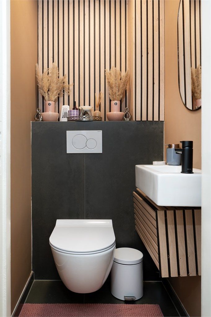 Leiligheten har et separat toalettrom, praktisk for gjester og travle morgener.