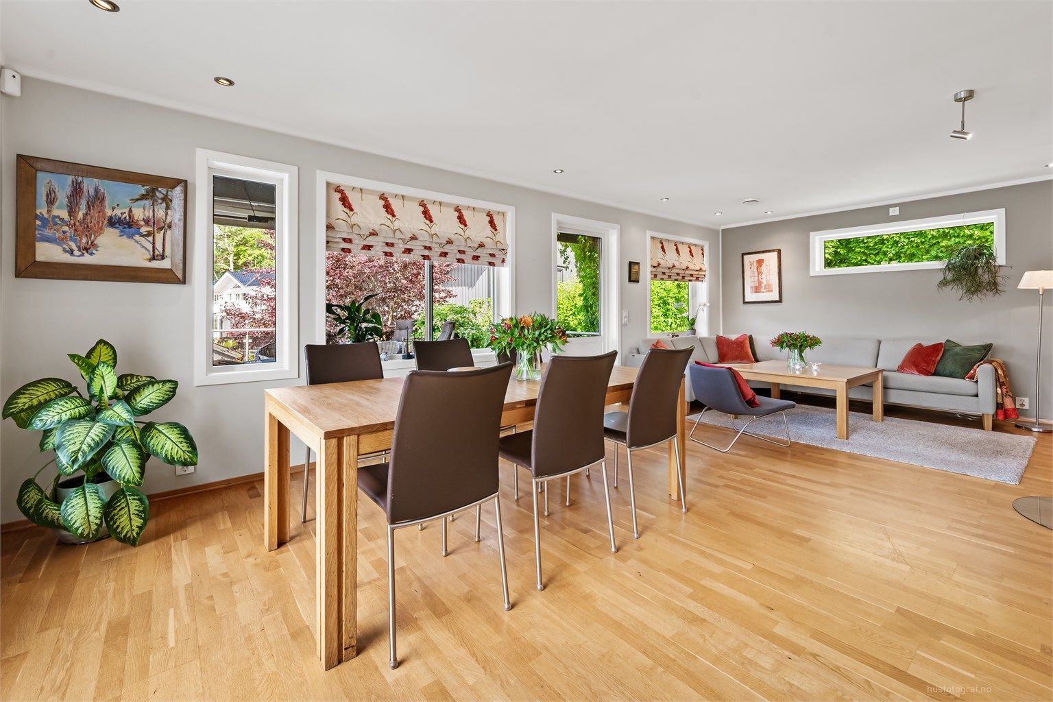 Stuen i første etasje har plass til både spisebord og sofagruppe, med gjennomgående parkett på gulvet.