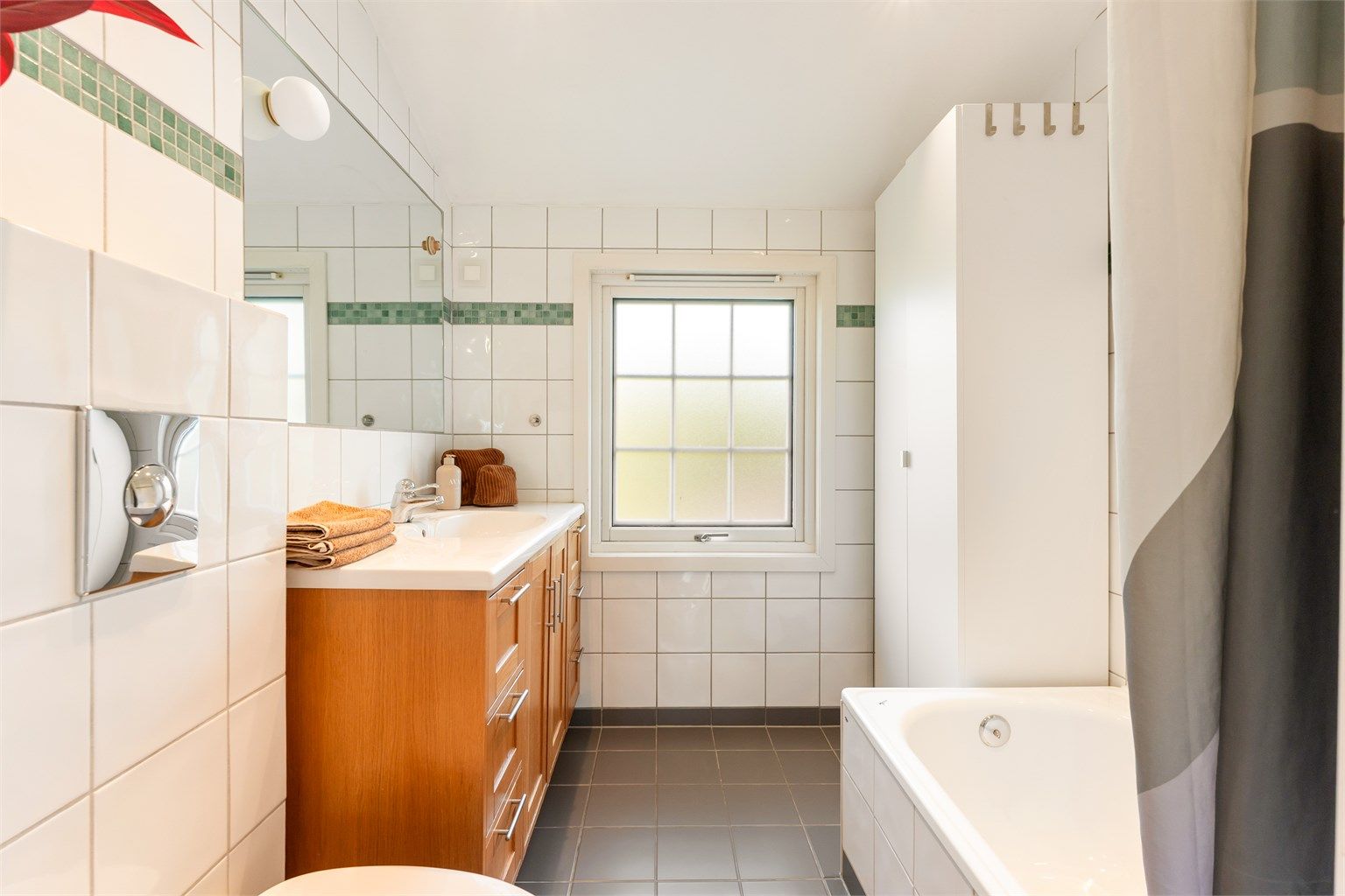Badet i annen etasje har flislagte overflater på vegger og gulv med gulvvarme