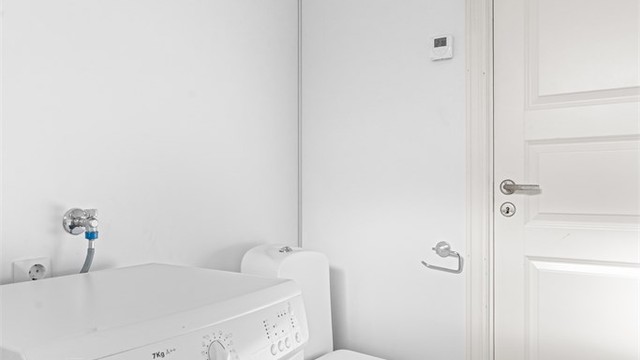 Badet har dusjhjørne og opplegg for vaskemaskin - Leilighet 1.
