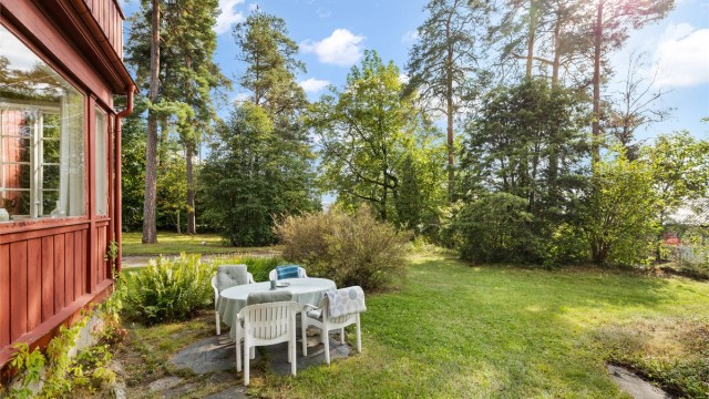 Her er det god plass til flere sittegrupper hvor man kan nyte solen gjennom dagen.