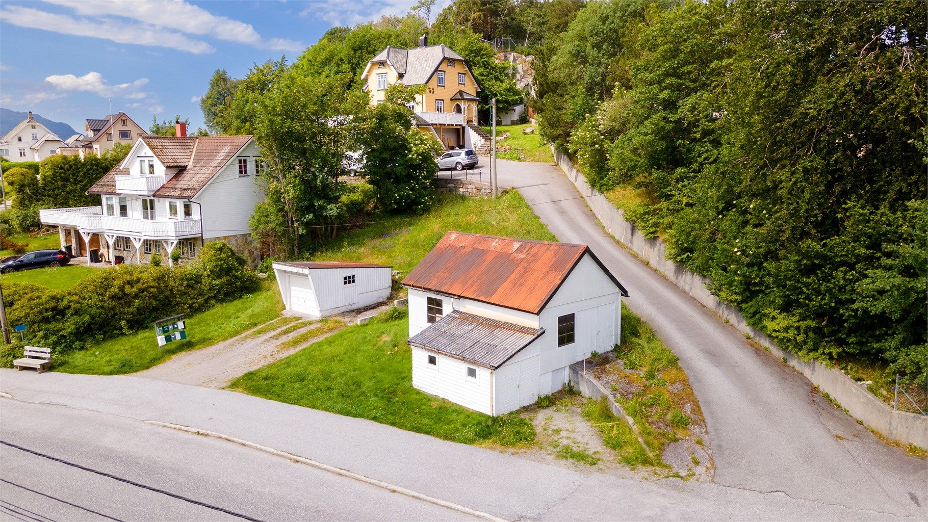 Tomten er registrert med et areal på 584m² og ligger sentralt til på Eidsnes med gode utsiktsforhold