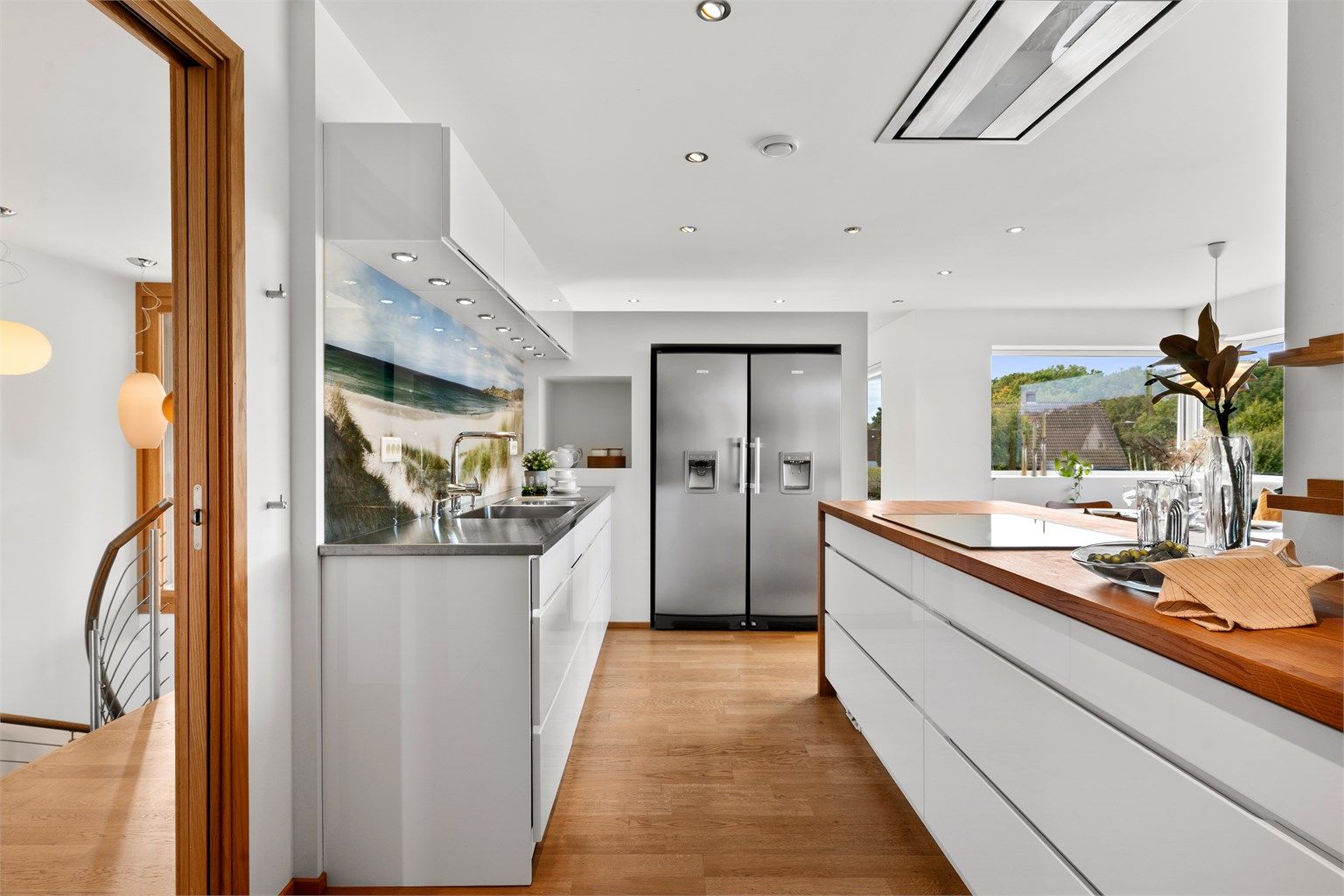 Det er hovedsakelig lyse veggflater og parkett på alle i gulv i de fleste rom. Fliser på gulv på bad, vaskerom, gang i u.etg og i deler av entré i hovedetasje.  Spotter i tak i de fleste rom. 
