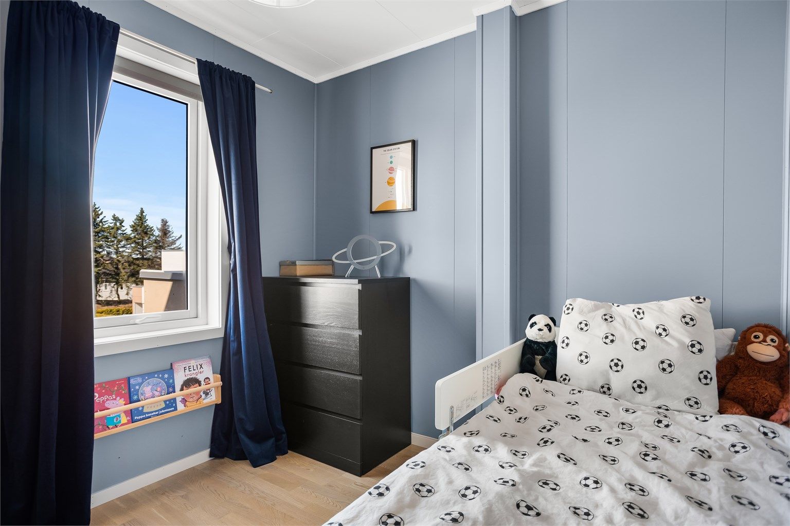Boligens andre soverom har god plass til seng og oppbevaring, og passer utmerket som barnerom.