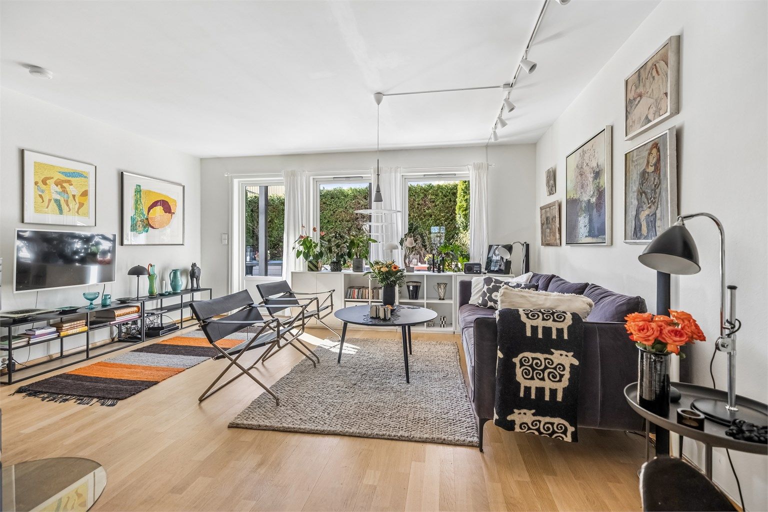 Vestvendt og lys 3-roms leilighet med alt på en flate. Herlig, usjenert markterrasse på hele 27 kvm. Foto: Per O. Skjellnan v/Efkt.