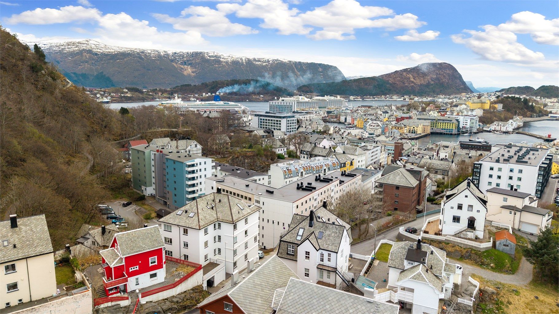 Nærområdet byr på flotte turmuligheter, med kort vei til Byparken og trappene opp til byfjellet Aksla.
