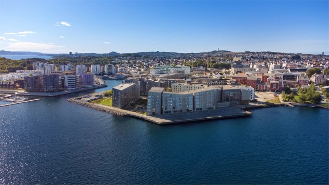 Sameiet vannkanten ligger ytterst på kaien i det urbane bydelen Stavanger Øst.