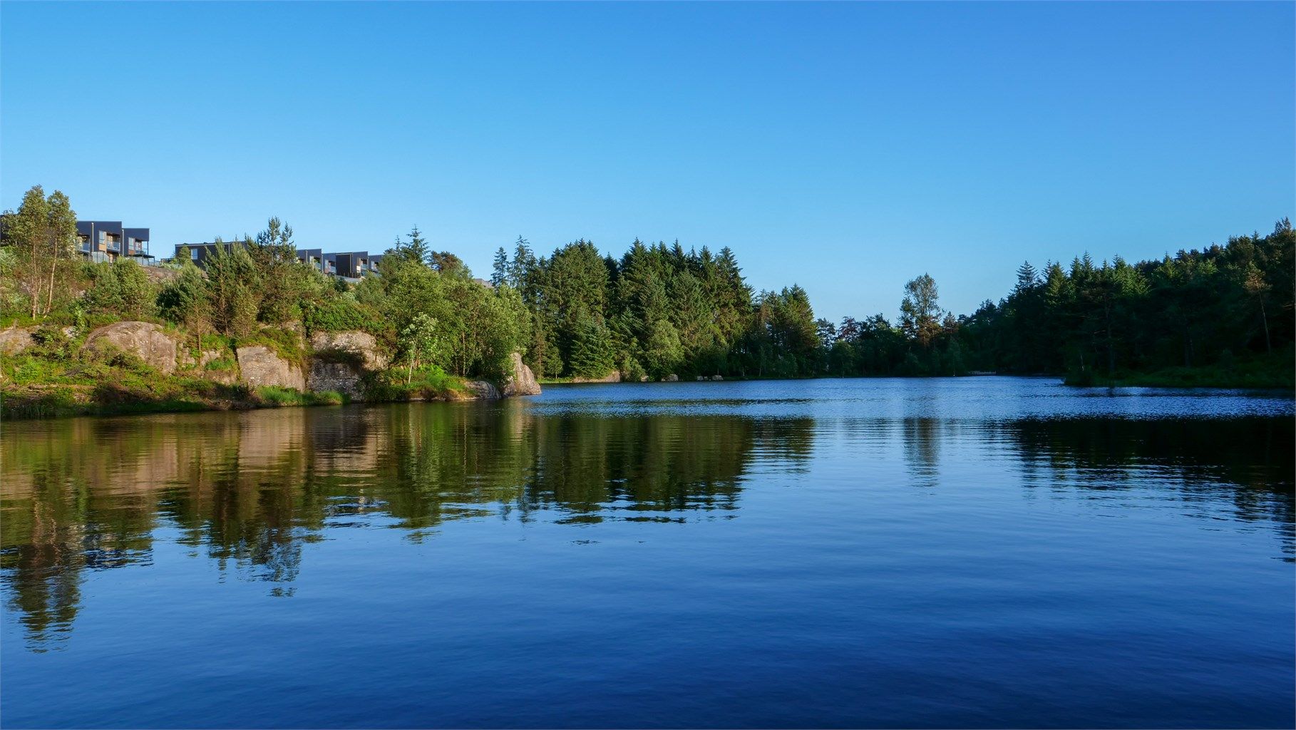 Flotte Knappenvannet ligger like ved boligen og er en populær badeplass på sommeren og en fin plass å stå på skøyter på om vinteren.