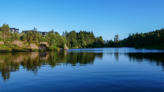 Flotte Knappenvannet ligger like ved boligen og er en populær badeplass på sommeren og en fin plass å stå på skøyter på om vinteren.