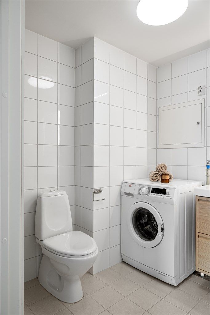 Badet er flislagt i en lys og behagelig fargepalett. 