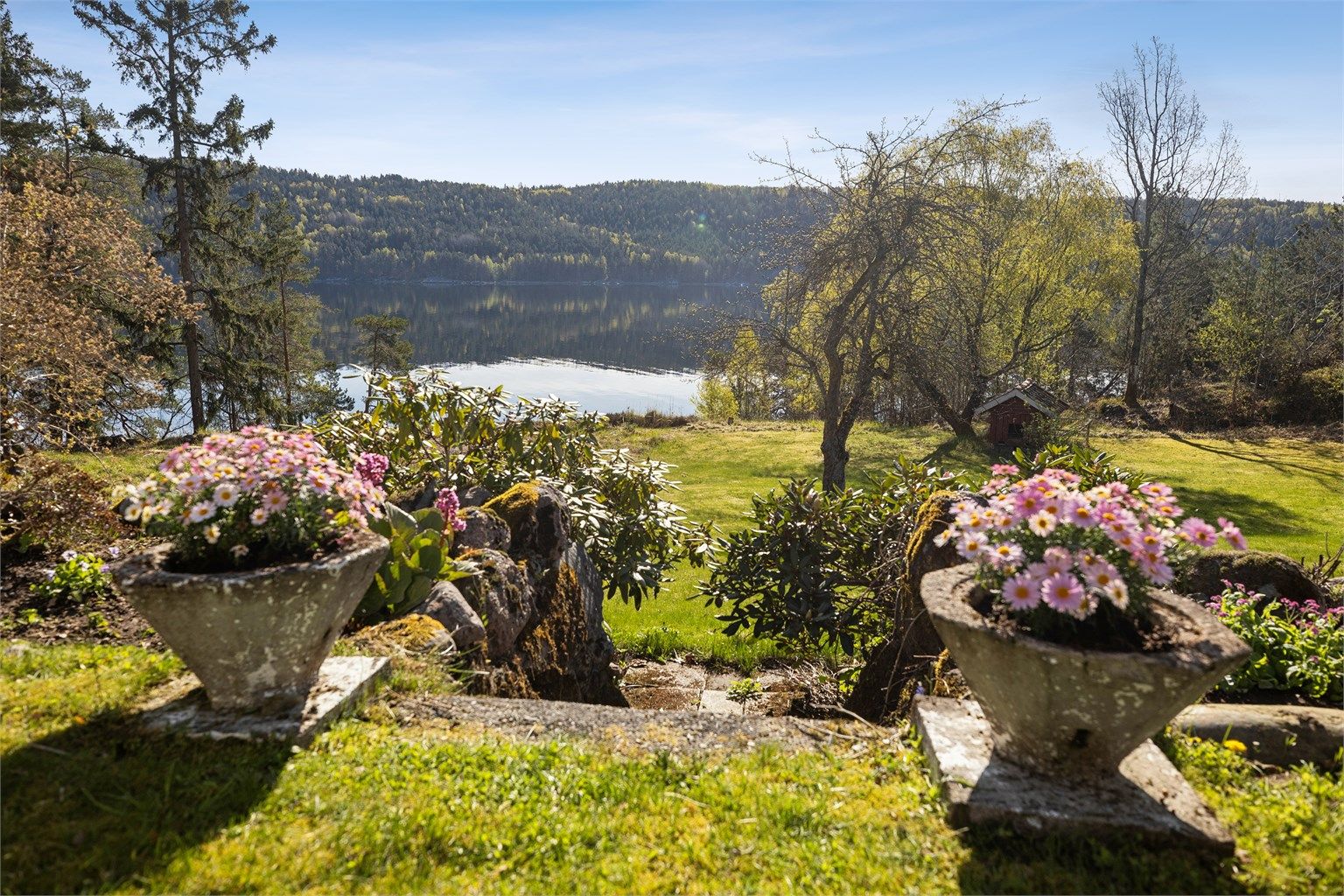 Boligen har sin egen private oase mellom Bunnefjorden og Haslumdammene -  Her er det godt gjort å ikke drømme seg bort! 