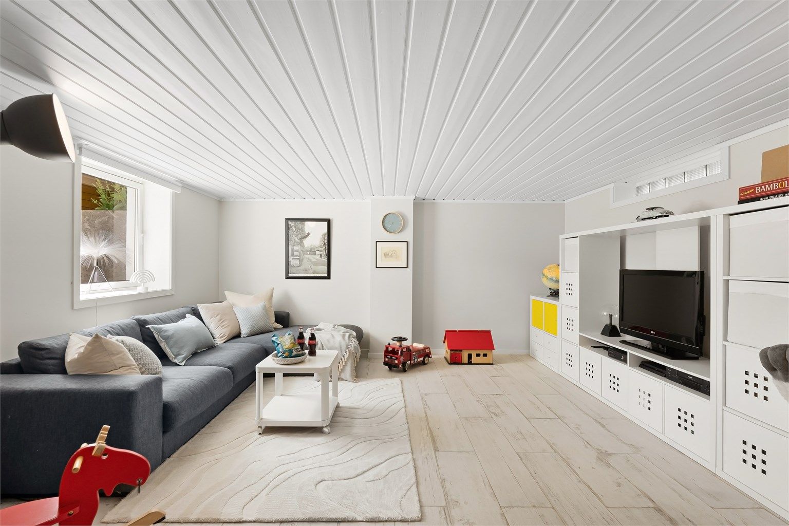 Etasjen er et perfekt tilholdssted for barn og unge, med god plass til lek og aktiviteter.