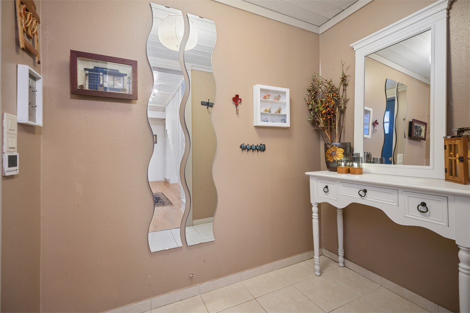 Hyggelig entré med flislagt gulv med gulvvarme. Her er det god plass for yttertøy og sko.