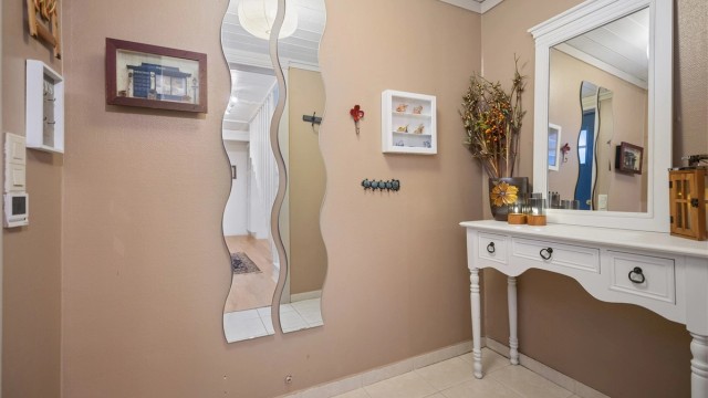 Hyggelig entré med flislagt gulv med gulvvarme. Her er det god plass for yttertøy og sko.