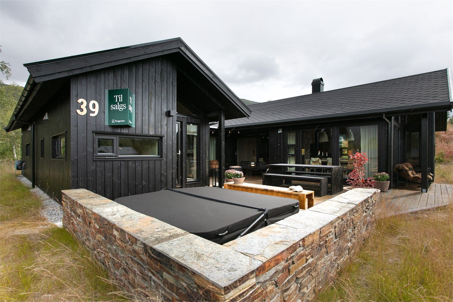 Jacuzzi på terrassen - skjermet med flott natursteinsmur