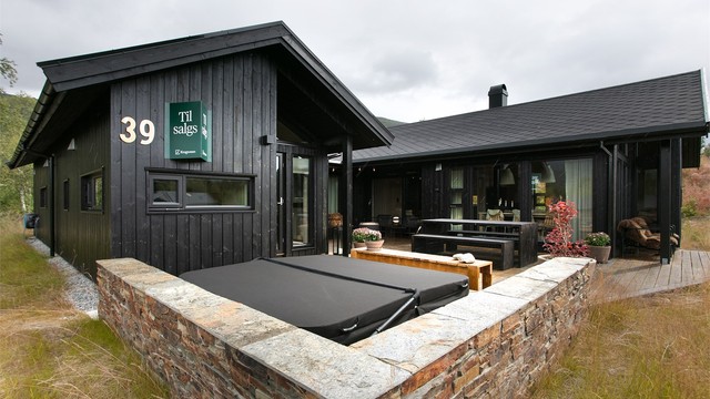 Jacuzzi på terrassen - skjermet med flott natursteinsmur