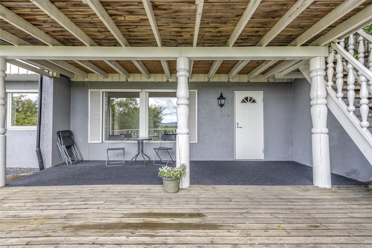 Innbydende inngangsparti med plass til sittegrupper. 