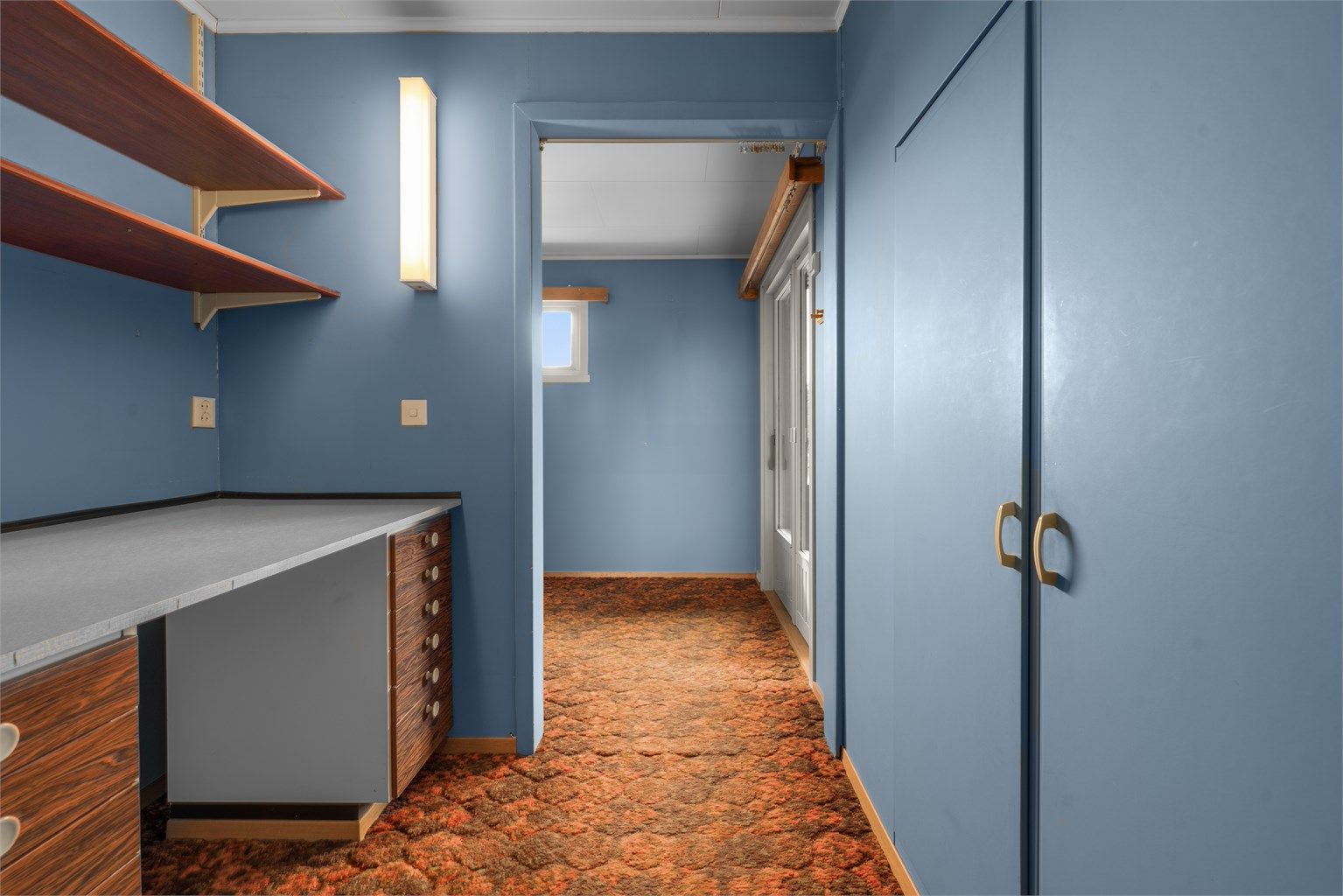 Gangen i første etasje har god plass til oppbevaring og en praktisk arbeidsbenk.