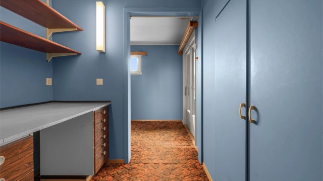 Gangen i første etasje har god plass til oppbevaring og en praktisk arbeidsbenk.