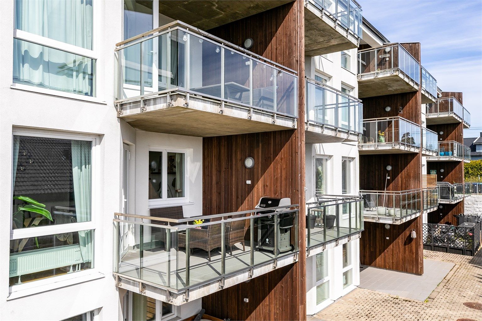 Leiligheten er gjennomgående i enden av første etasje og har enkel adkomst fra atriumet på motsatt side. Fotograf; Børge Oppegård.