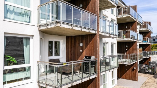 Leiligheten er gjennomgående i enden av første etasje og har enkel adkomst fra atriumet på motsatt side. Fotograf; Børge Oppegård.