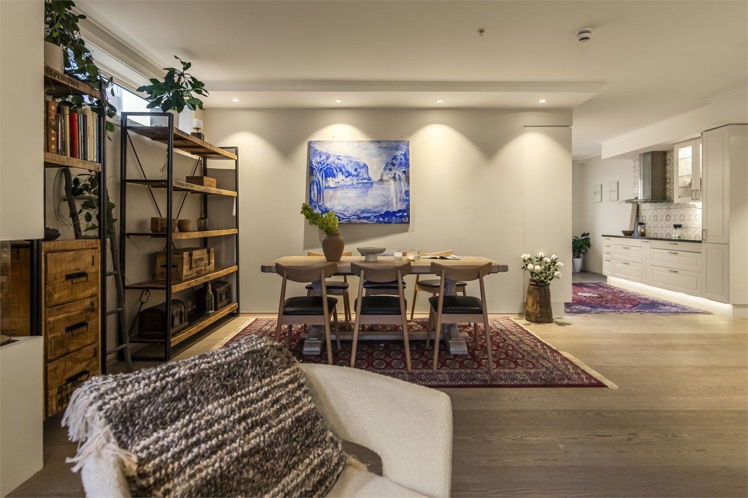 Kjøkkenet er dels tilbaketrukket fra stuen