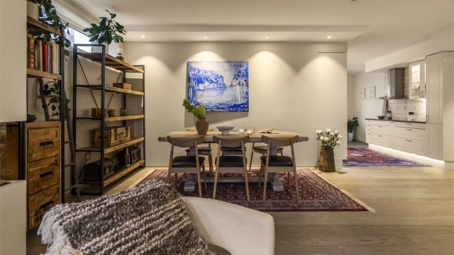 Kjøkkenet er dels tilbaketrukket fra stuen