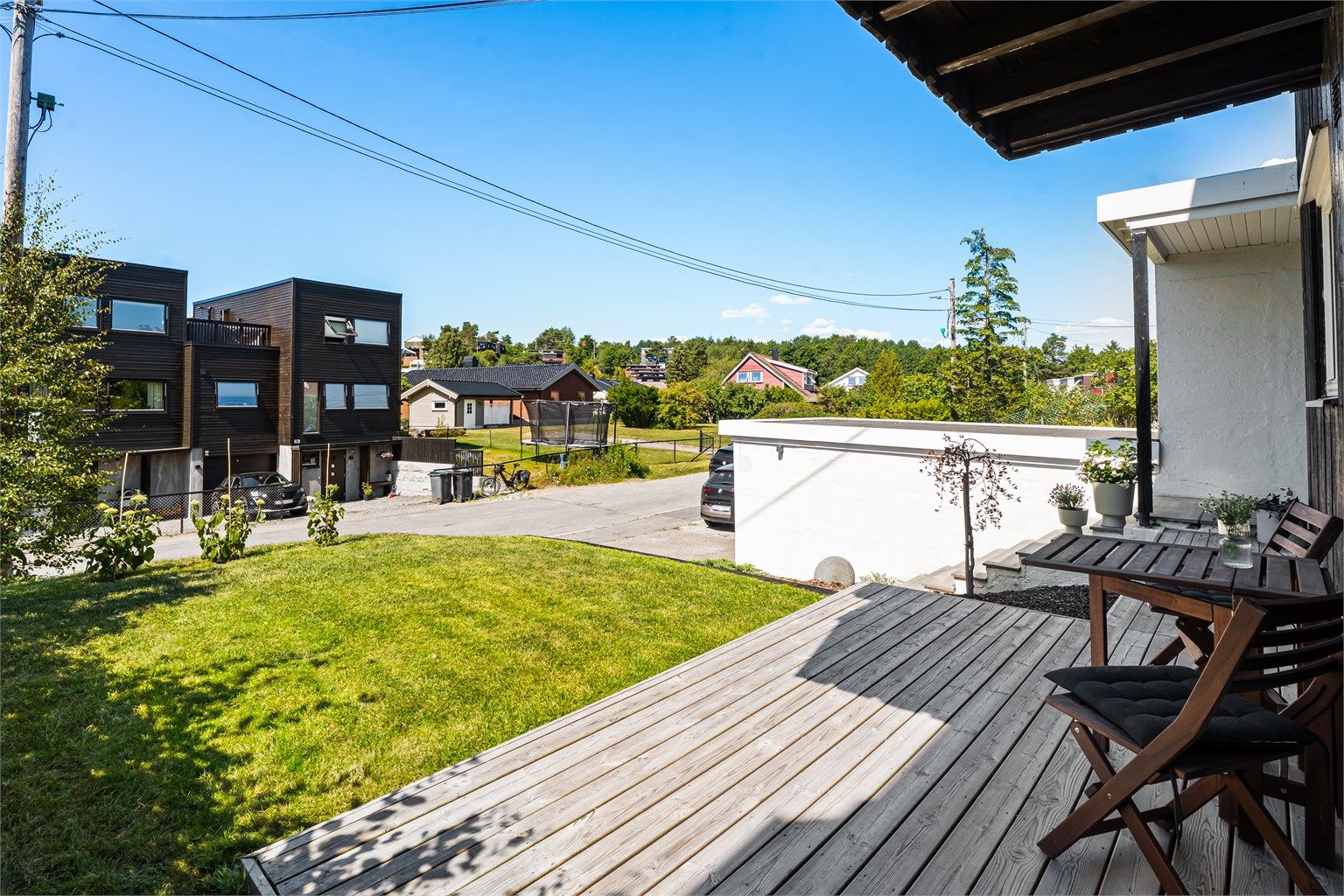Eiendommen ligger solrikt og flott til i et meget barnevennlig og trafikkskjermet villaområde på Brannfjell, med nærhet til det store og unike friområdet i tilknytning til Ekebergsletta