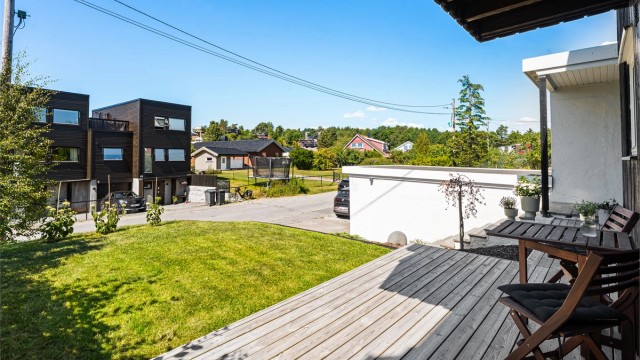 Eiendommen ligger solrikt og flott til i et meget barnevennlig og trafikkskjermet villaområde på Brannfjell, med nærhet til det store og unike friområdet i tilknytning til Ekebergsletta