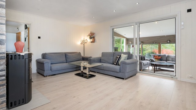 Fra stuen er det skyvedør ut til et innglasset rom, som gir en fin forlengelse av oppholdsarealet.