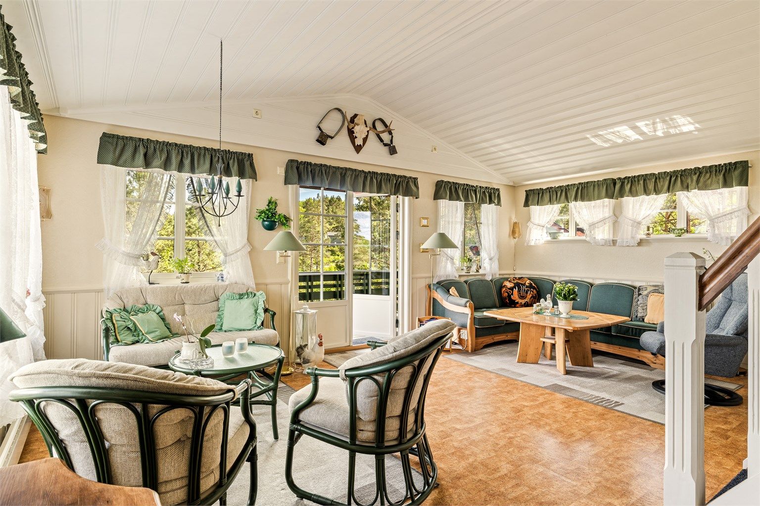 I STUEN er det innredet flere sittemuligheter.